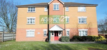 Flat to rent in Heathside Close, Ilford IG2