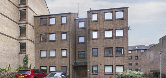 Flat to rent in Cowan's Close, Newington, Edinburgh EH8