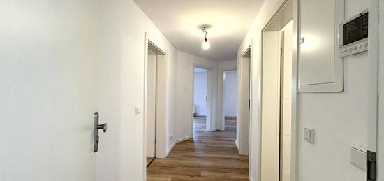 Erstbezug in 3 Zimmerwohnung nach Komplettsanierung im 2OG