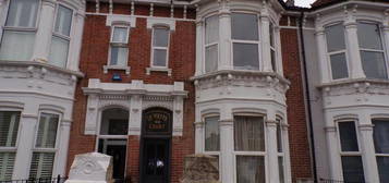 6 bedroom terraced house