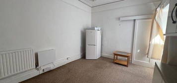 Studio to rent in Avenue Road, Torquay TQ2