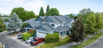 798 Silver Creek Dr, Central Point, OR 97502