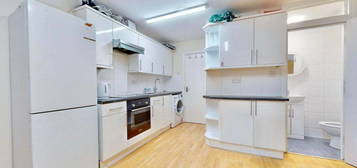 Studio to rent in Masefield Avenue, Southall UB1