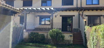 Chalet adosado en venta en calle Sin Salida, 8