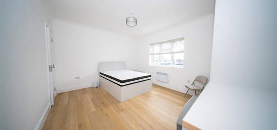 Property to rent in Bath Road, Hounslow TW4