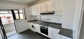 Apartamento T2, remodelado, com varanda junto aos acessos à VCI (Norte e Sul) em VN de Gaia