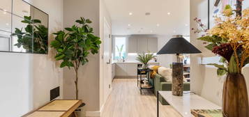 Flat for sale in Stamford Road, Seven Sisters, London N15