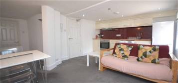 Flat to rent in London Street, Reading RG1