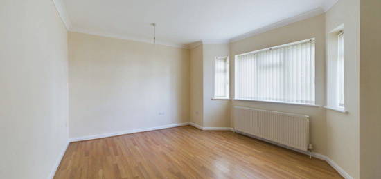 Flat to rent in Ashcombe Close, Ashford TW15