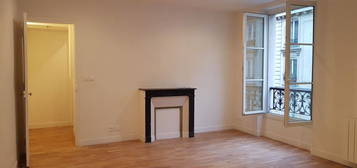 Studio loft Paris 11e 1100 Euros