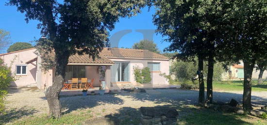 Maison avec terrain attenant et petit bassin à Grillon