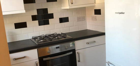 Flat to rent in Streatham High Road, London SW16