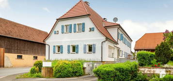 Idyllisches Dreifamilienhaus mit Stil: Garage, Carport, Innenhof, Nebengebäude, Felsenkeller & mehr 