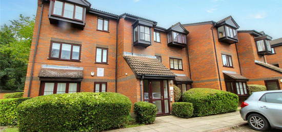 Flat for sale in Gladbeck Way, Enfield, Middlesex EN2