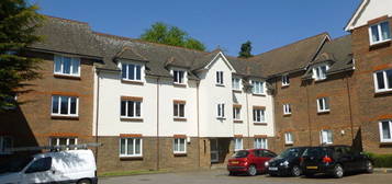 Flat to rent in Granville Place, Elm Park Road, Pinner, Middlesex HA5