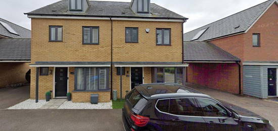 4 bedroom semi-detached house to rent