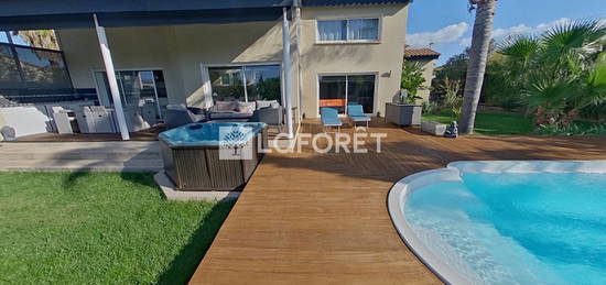 Magnifique Villa d'architecte quatre faces avec piscine et local indépendant.