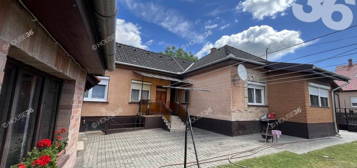 Dunavecse Központjában kétrendbeli családi ház eladó!
