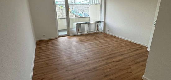 **Frisch renovierte 2 Zimmer Wohnung mit zwei Balkonen**