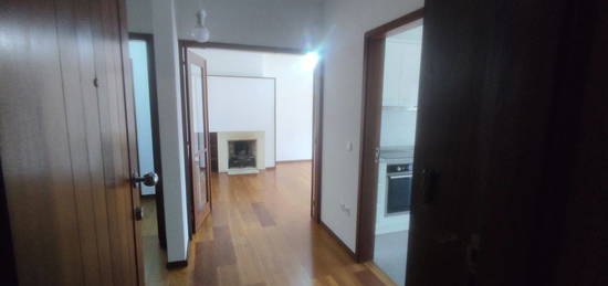 Arrendamento de Apartamento T2  na rua Engenheiro Matos, 55 n