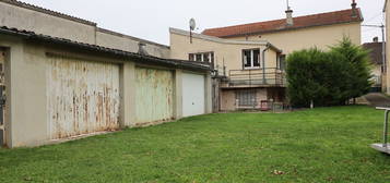 Maison avec 5 garages et jardin