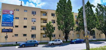 Egyetem Sugárúton felújított 36 m2 1 szobás lakás kiadó
