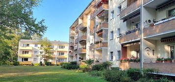 Sehr ruhige und modernisierte 2-Raum Wohnung mit Loggia, Grünblick und Pkw-Stellplatz, bezugsfrei