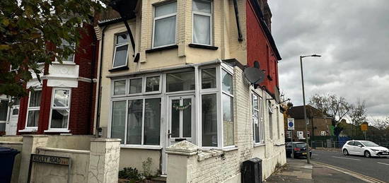 Flat to rent in Audley Road, London NW4