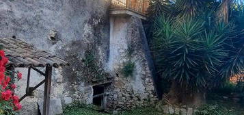 Casa con giardino da ristrutturare