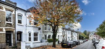 Flat to rent in Harbut Road, Battersea, London SW11