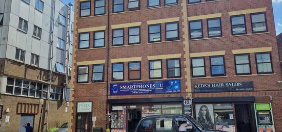 Studio to rent in Flat, Park Street, Luton LU1