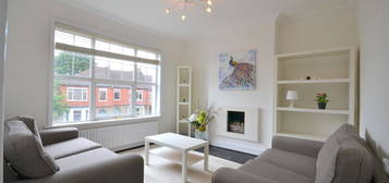 Flat to rent in Radbourne Road, Balham SW12