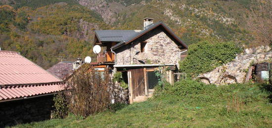 MAISON DE VILLAGE situe a 60km de Nice à A LOUER A L'année