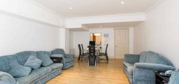 Flat to rent in Imperial Court, Kennington SE11