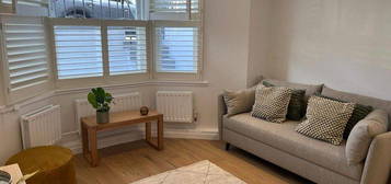 Flat to rent in Salcott Road, London SW11