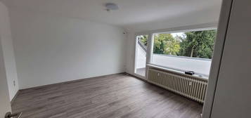 Geschmackvolle, vollständig renovierte 3-Zimmer-DG-Wohnung mit Balkon und EBK in Bergisch Gladbach