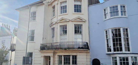 Flat to rent in Upper Rock Gardens, Brighton BN2