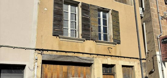 MAISON DE VILLAGE AVEC GARAGE ET JARDIN A RENOVER