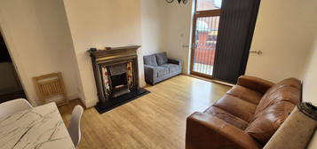 6 bed end terrace house to rent