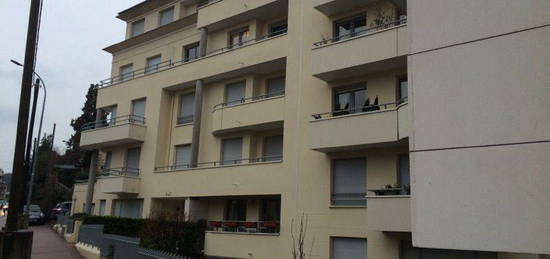 Studio excellent état 29 m2 meublé + parking ss/balcon/cave 850 euros CC