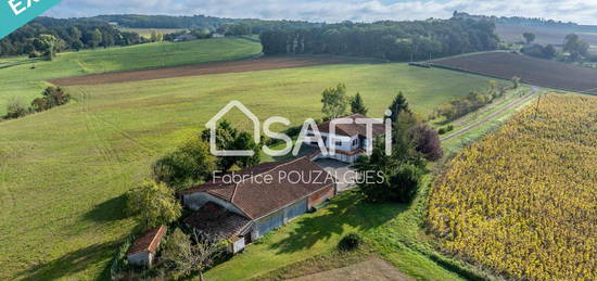 Enveloppée d'un terrain verdoyant et offrant une multitude d'espaces fonctionnels.