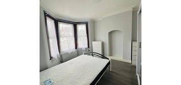 Room to rent in Wards Road, Ilford IG2