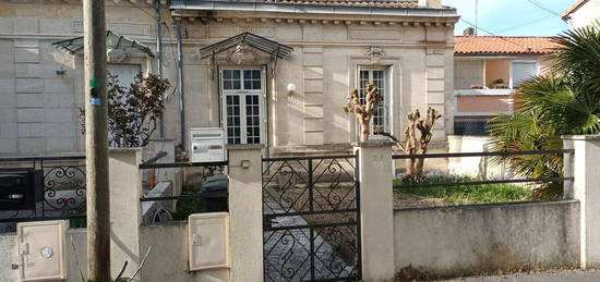 ECHOPPE Saint Augustin dans rue très calme à compter du 15 novembre