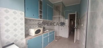 Apartamento T3 com ELEVADOR E GARAGEM em Benfica!!