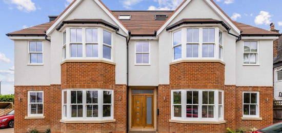 Flat for sale in Portsmouth Avenue, Thames Ditton KT7