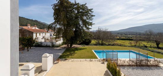 Um refúgio no Alto Alentejo com opção de investimento turístico. Piscina com vistas deslumbrantes sobre a serra