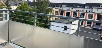 Erstbezug nach Sanierung! DG 3-Zimmer mit Wanne, Balkon und Laminat in zentraler Lage! EBK mgl.