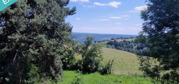 CORPS DE FERME DANS UN ECRIN DE VERDURE