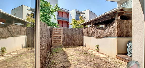 Bel appartement avec cuisine équipée moderne et rez de jardin