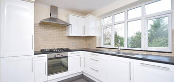 Maisonette to rent in Montesole Court, Pinner HA5